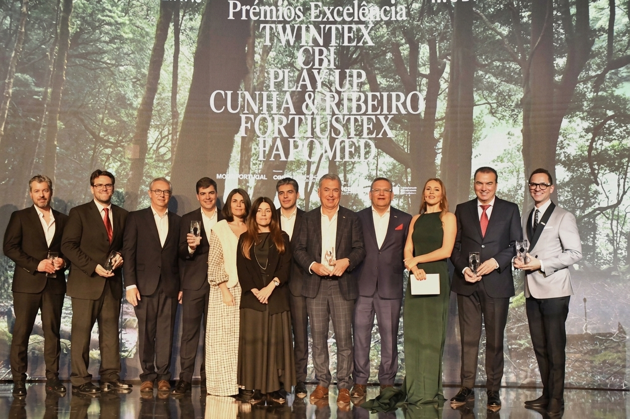 As seis empresas distinguidas nos Prémios de Excelência Empresarial, em palco, diante do painel que anuncia os premiados, entre eles a Cunha Ribeiro.